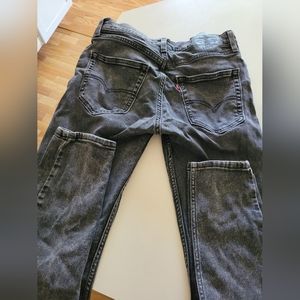Mens W31 L32, distressed Levi's